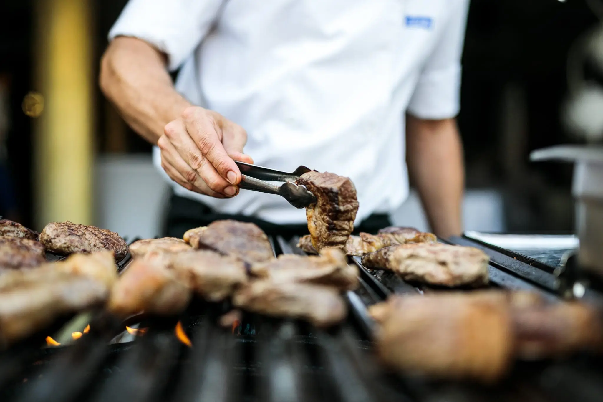 Danyel wendet Fleisch auf dem Gasgrill
